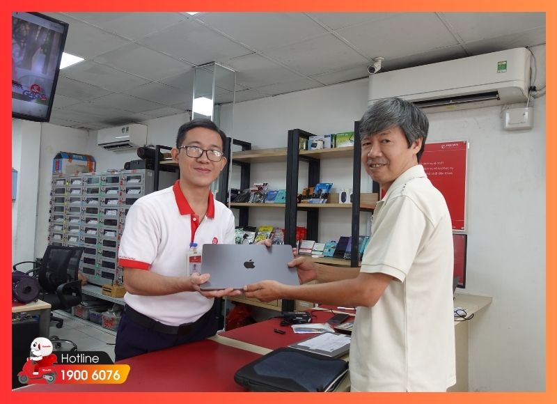 Khách hàng nhận máy sau khi vệ sinh MacBook