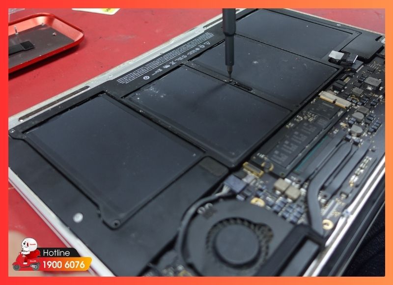 Kỹ thuật viên iCare Center tháo MacBook và vệ sinh bên trong