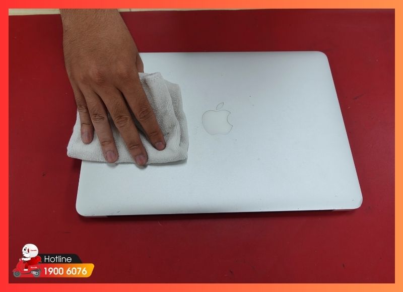 Kỹ thuật viên iCare Center làm sạch bề ngoài MacBook