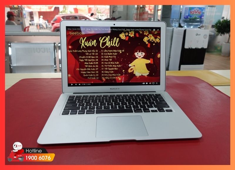 Kỹ thuật viên iCare Center lắp ráp lại MacBook và kiểm tra sau khi vệ sinh