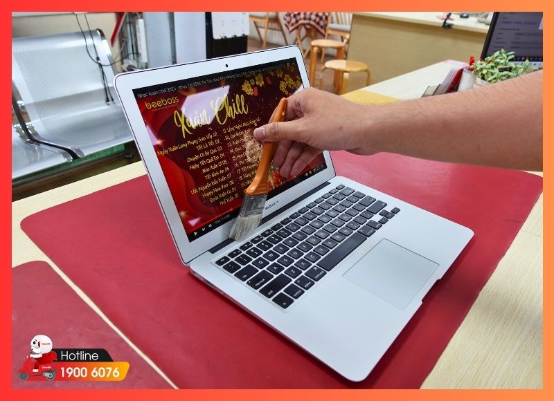 Dịch vụ vệ sinh MacBook tại nhà, khách hàng theo dõi trực tiếp quá trình