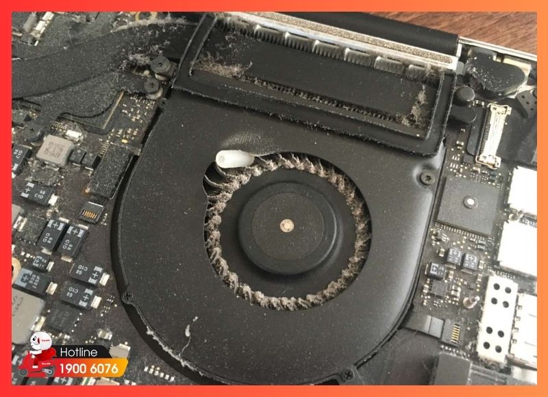 Hình minh họa bụi bẩn tích tụ trong khe tản nhiệt và quạt MacBook