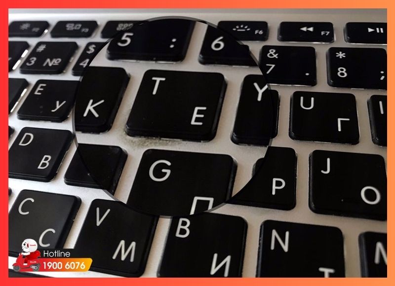 Bụi bẩn bám trên bàn phím, cổng kết nối và loa MacBook