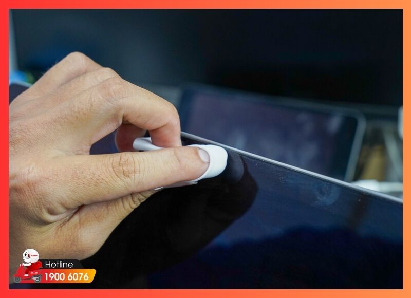 Việc vệ sinh Macbook đòi hỏi sự tỉ mỉ và đúng công cụ, dung dịch để bảo vệ thiết bị