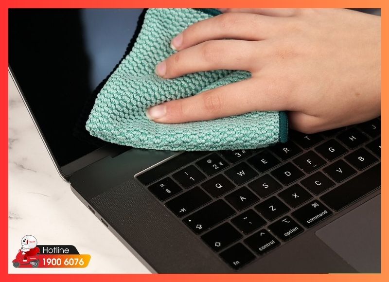 Dùng khăn mềm lau màn hình MacBook