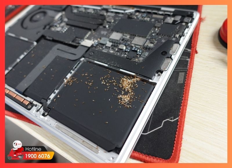 Kỹ thuật viên iCare Center kiểm tra tình trạng máy MacBook