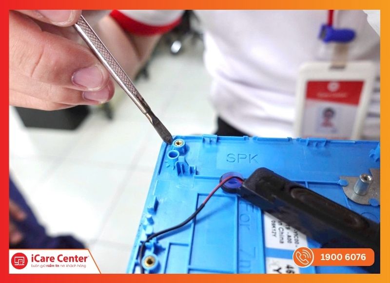 Tháo ốc vít cố định và khoan lỗ nhỏ để chuẩn bị gắn lại bản lề