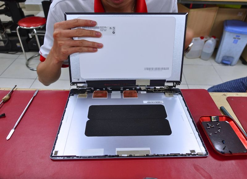 Kỹ thuật viên chuyên nghiệp iCare Center đang thay màn hình cho khách hàng