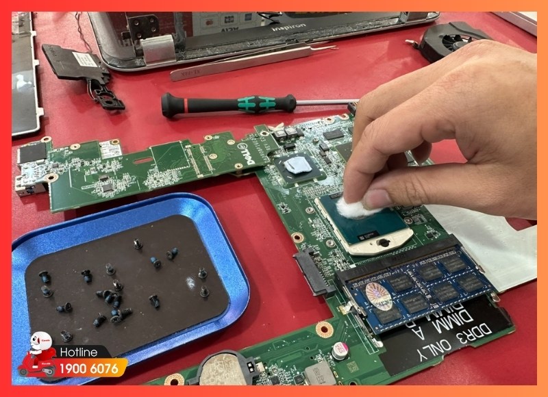 Kiểm tra và làm sạch khe RAM, SSD NVMe, card mở rộng