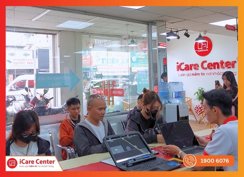 Nhân viên iCare Center vệ sinh sau khi thay bàn phím Macbook Pro cho khách