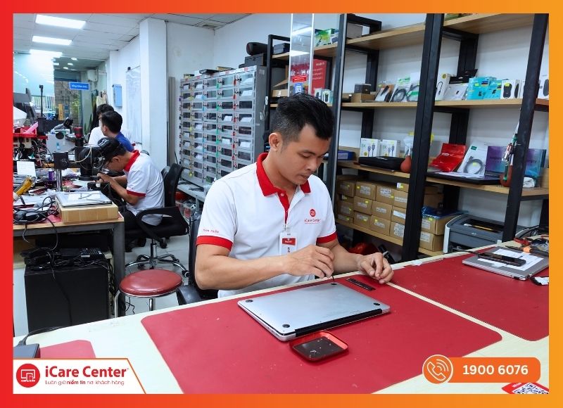 Kỹ thuật viên đang thực hiện thay màn hình MacBook Air cho khách