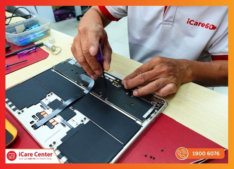 Kỹ thuật viên kiểm tra tình trạng màn hình trước khi thay màn hình Macbook Pro chính hãng.