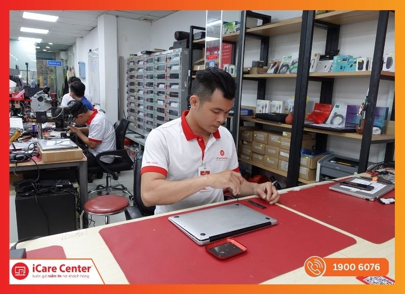 Thao tác thay màn hình Macbook Pro nhanh chóng, an toàn tại iCare Center.