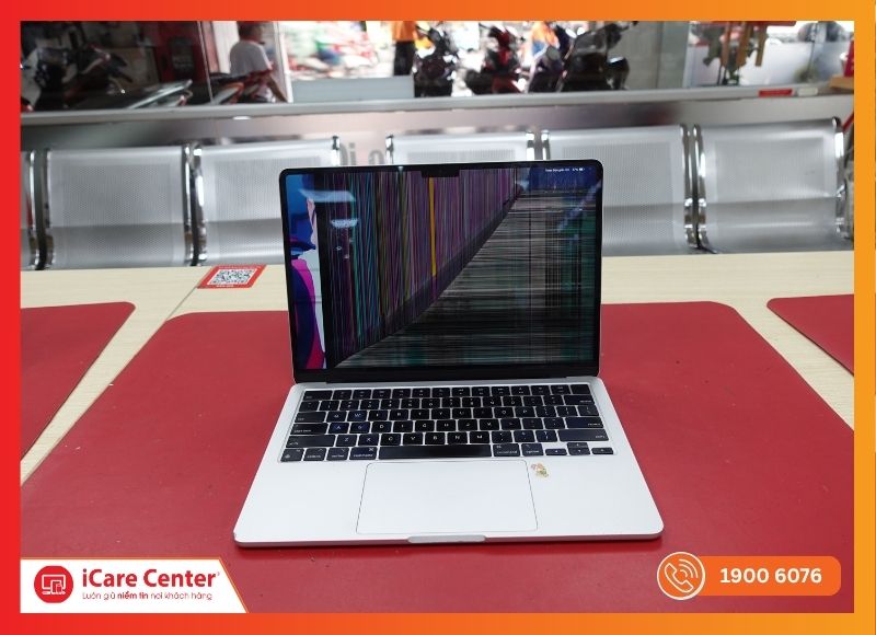 Macbook Pro bị nứt màn hình, cần thay màn hình Macbook Pro mới.
