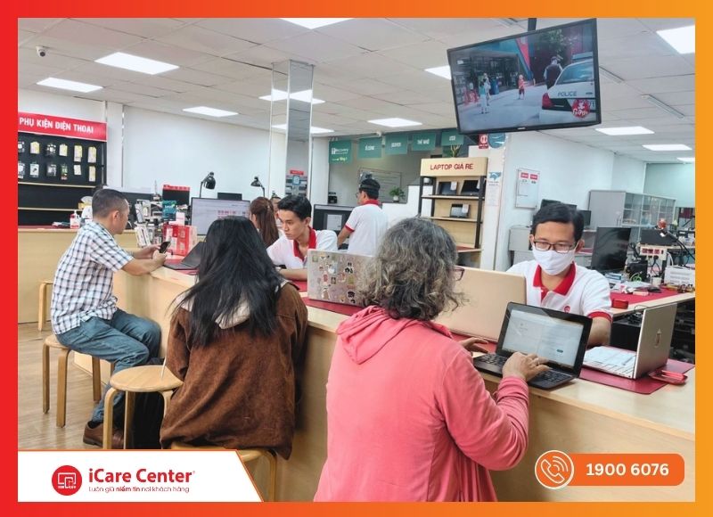 Nhân viên iCare Center chăm sóc khách hàng sau khi thay quạt tản nhiệt Macbook