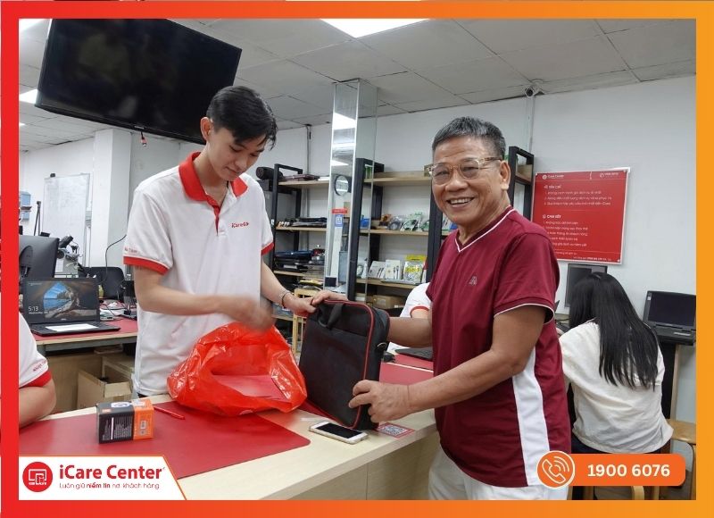 Khách hàng hài lòng sau khi thay pin Macbook chính hãng, lấy liền tại iCare Center