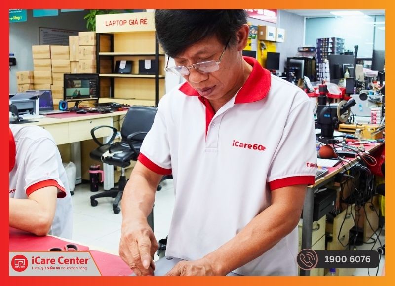 Kỹ thuật viên iCare Center thay quạt tản nhiệt Macbook, vệ sinh hệ thống tản nhiệt sạch sẽ, kiểm tra trục và sensor RPM