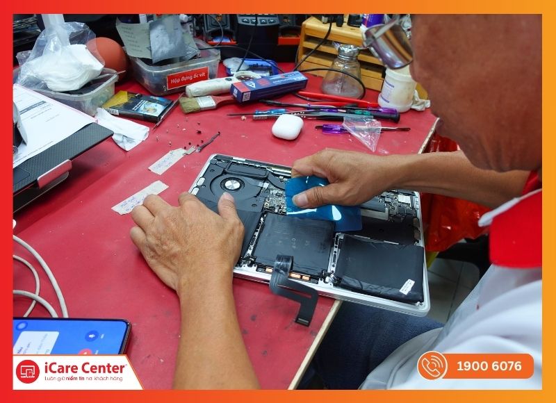 Kỹ thuật viên tháo và thay quạt tản nhiệt Macbook và vệ sinh bụi, keo cũ bằng khí nén và chổi tĩnh điện