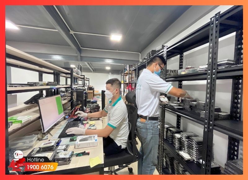 Kỹ thuật viên iCare Center hỗ trợ khách hàng nghiệm thu file sau khi xử lý thành công