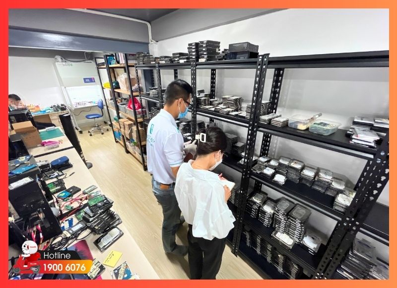 Kỹ thuật viên kiểm tra hệ thống Server bị lỗi RAID cho doanh nghiệp