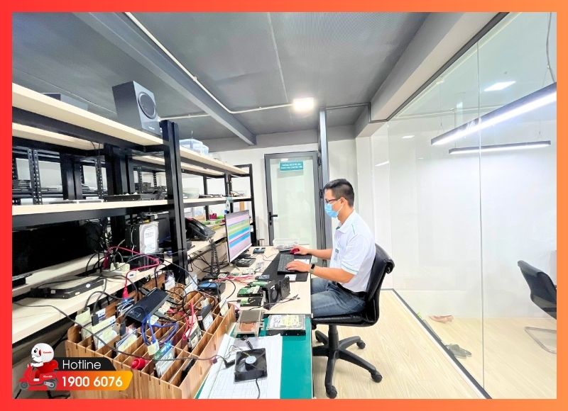 Kỹ thuật viên iCare Center hỗ trợ khôi phục dữ liệu tại Long An trên mọi thiết bị lưu trữ