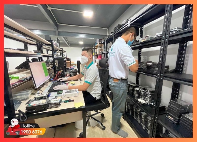 Kỹ thuật viên iCare Center sử dụng máy PC-3000 để khôi phục dữ liệu tại Long An an toàn, tránh ghi đè