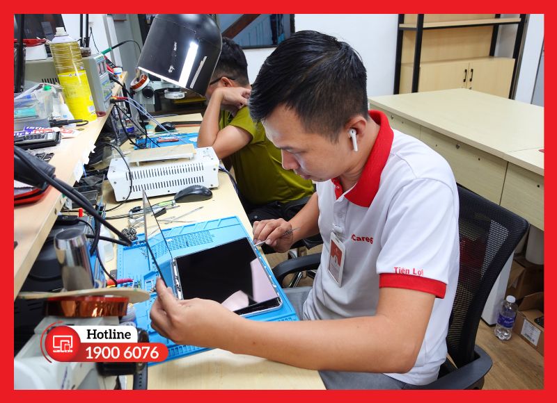 Kỹ thuật viên iCare Center đang thực hiện sửa iPad