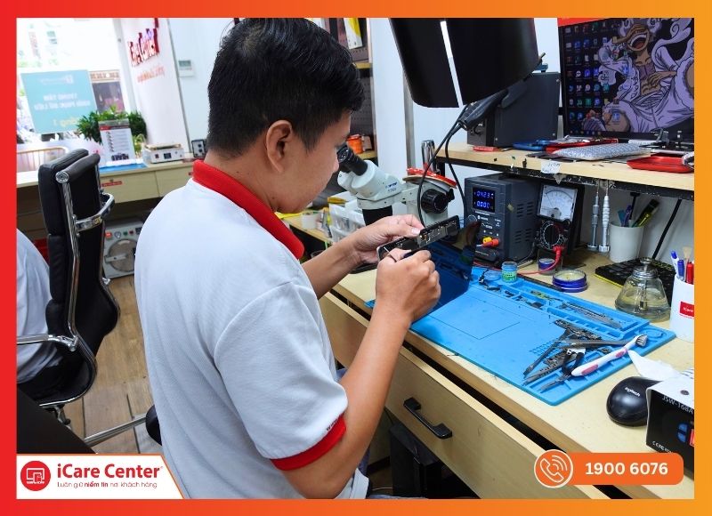 Kỹ thuật viên thực hiện sửa chữa iPad theo quy trình chuẩn