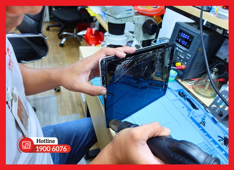 Bác sĩ máy tính tư vấn sửa iPad và báo giá cho khách hàng