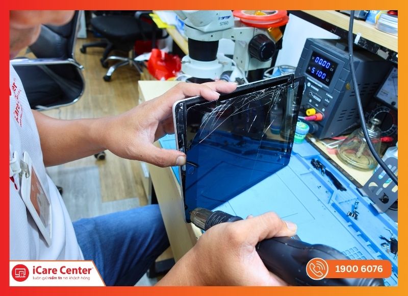 Bác sĩ máy tính tư vấn sửa iPad và báo giá cho khách hàng