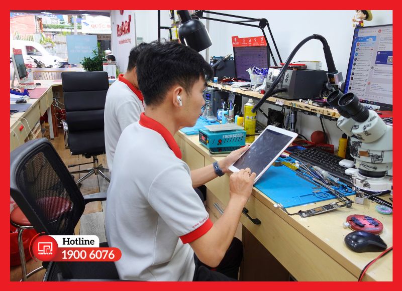 Khách hàng nhận iPad đã sửa chữa an toàn tại trung tâm