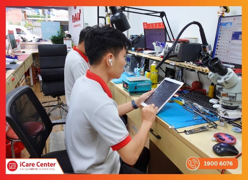 Khách hàng nhận iPad đã sửa chữa an toàn tại trung tâm