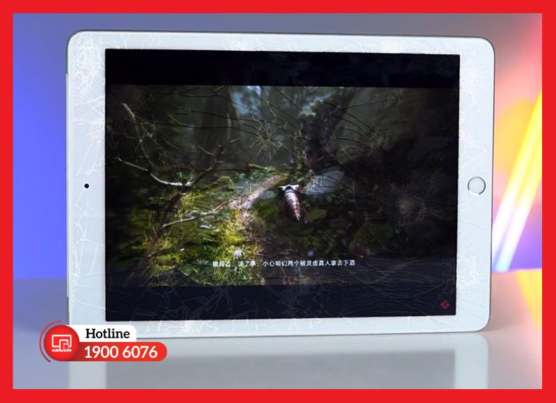 Kỹ thuật viên kiểm tra cụm camera 8MP trên iPad Gen 5 giúp quét QR và Scan tài liệu sắc nét.