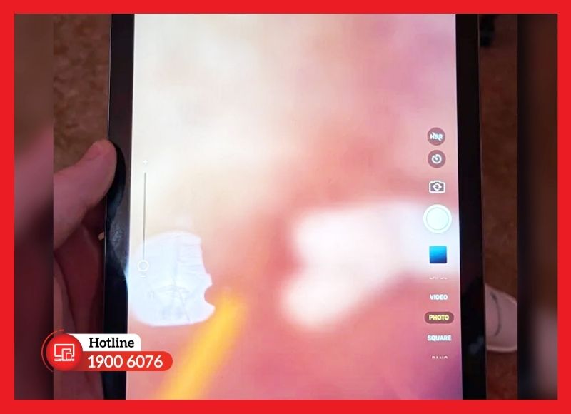 Dấu hiệu cần thay camera sau cho iPad Gen 5 như màn hình tối đen hoặc bị rung khi chụp ảnh.