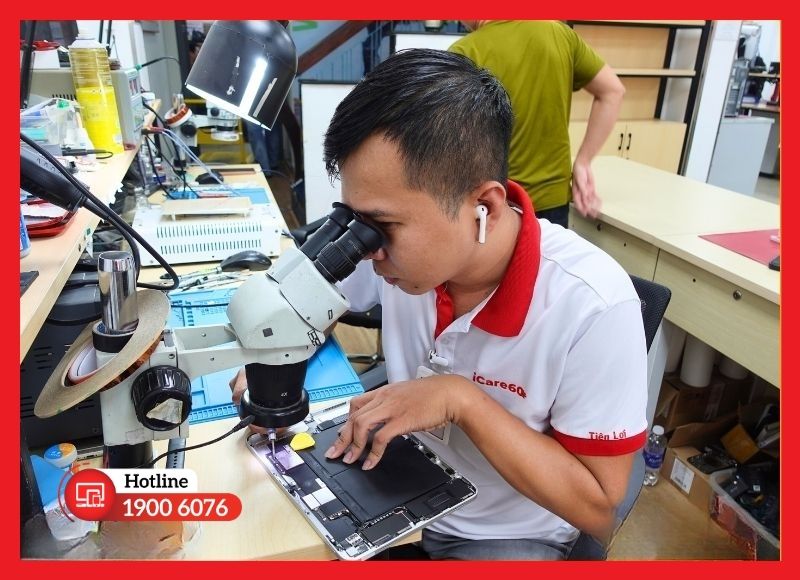 Kỹ thuật viên kiểm tra camera sau iPad Gen 6 8MP giúp scan tài liệu và hỗ trợ ứng dụng AR mượt mà.