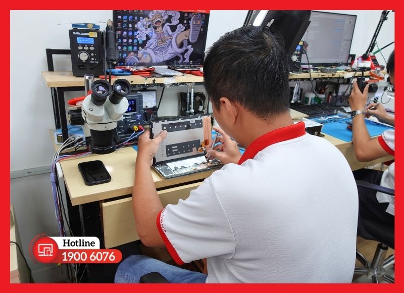 Quy trình thay camera sau iPad Gen 6 công khai, khách hàng xem trực tiếp tại iCare Center.