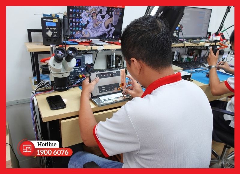 Kỹ thuật viên sử dụng dụng cụ chuyên dụng để thay camera sau iPad Gen 6 an toàn và chính xác.