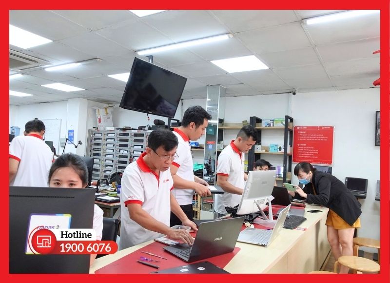 Kỹ thuật viên iCare Center thay camera sau iPad Gen 7 trực tiếp trước mặt khách hàng.