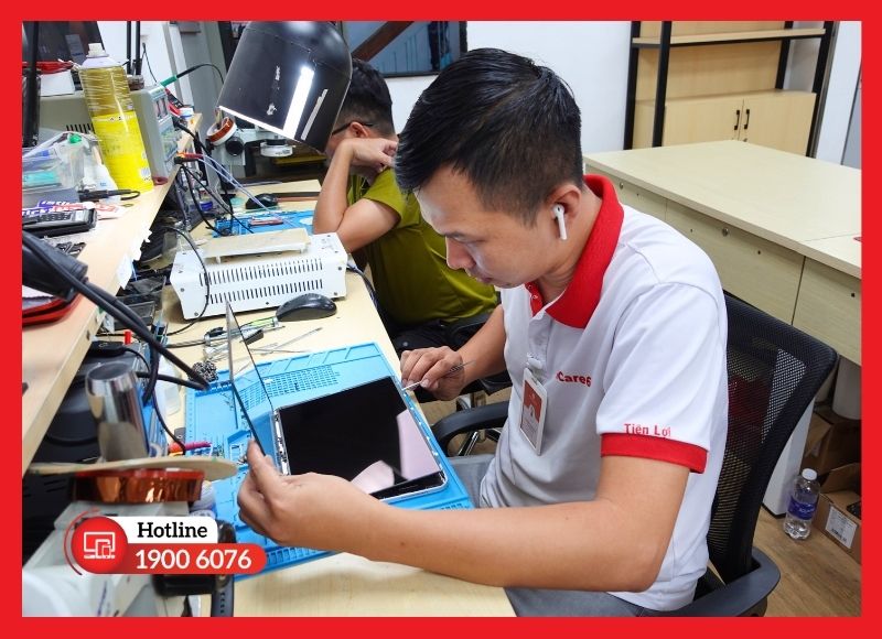 Kỹ thuật viên sử dụng dụng cụ chuyên dụng để thao tác thay camera sau iPad Gen 7, đảm bảo an toàn cho màn hình và cáp Home.