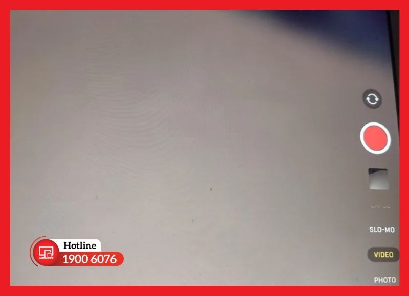 Nguyên nhân cần thay camera sau iPad Gen 8 do ống kính bị nứt vỡ hoặc bám bụi bẩn lâu ngày.