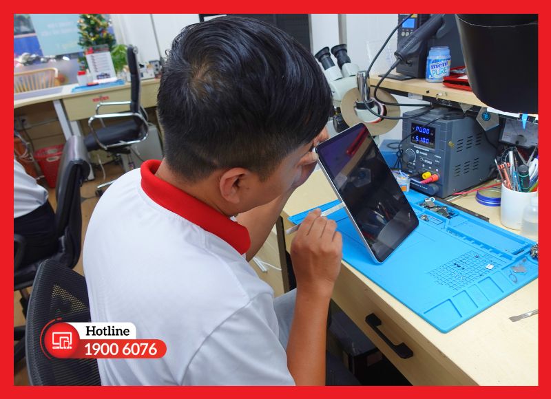 Kỹ thuật viên iCare Center thay camera sau iPad Mini 5 trực tiếp tại bàn sửa chữa