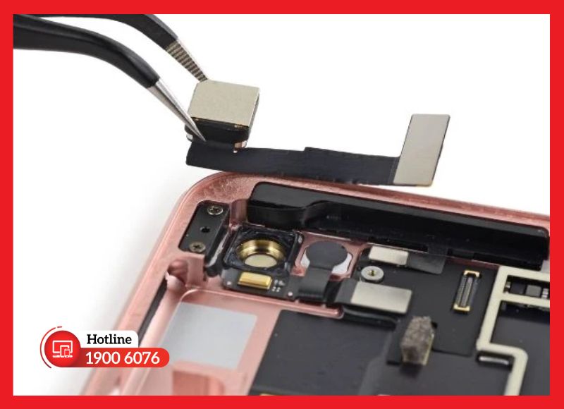 Linh kiện camera sau iPad Mini 5 mới được kiểm tra trước khi lắp đặt