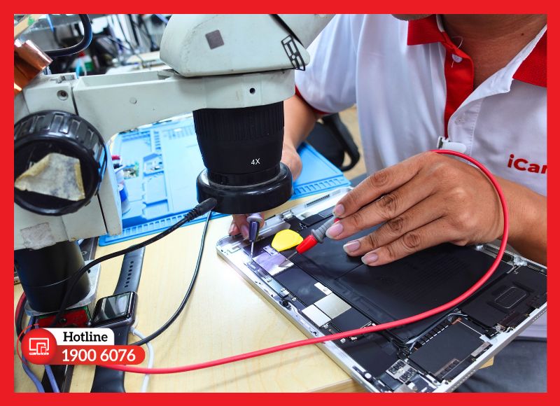 Kỹ thuật viên chuyên iPad Mini 5 thao tác thay camera sau bằng dụng cụ chuyên dụng