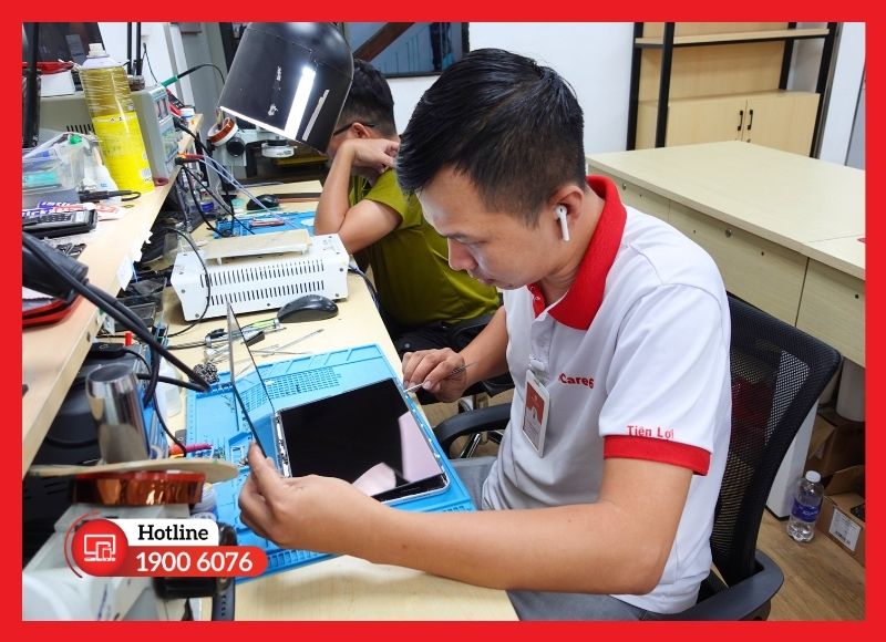 Kỹ thuật viên iCare Center thay camera sau iPad Mini 6 bằng dụng cụ chuyên dụng