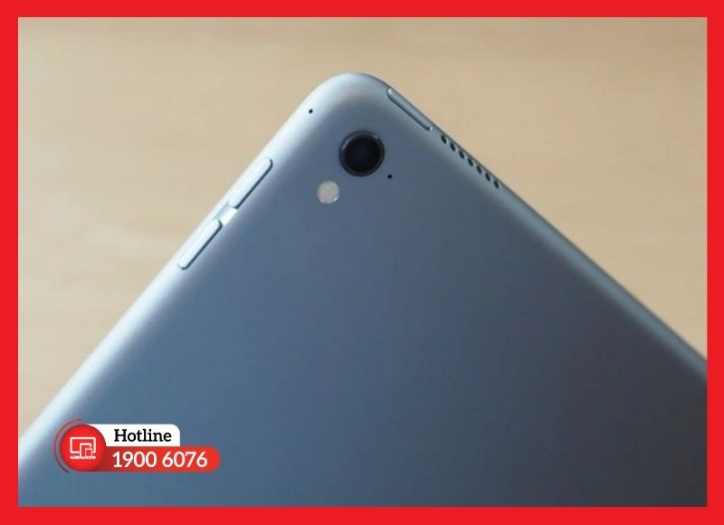 Cận cảnh thiết kế cụm camera sau lồi đặc trưng trên iPad Pro 9.7