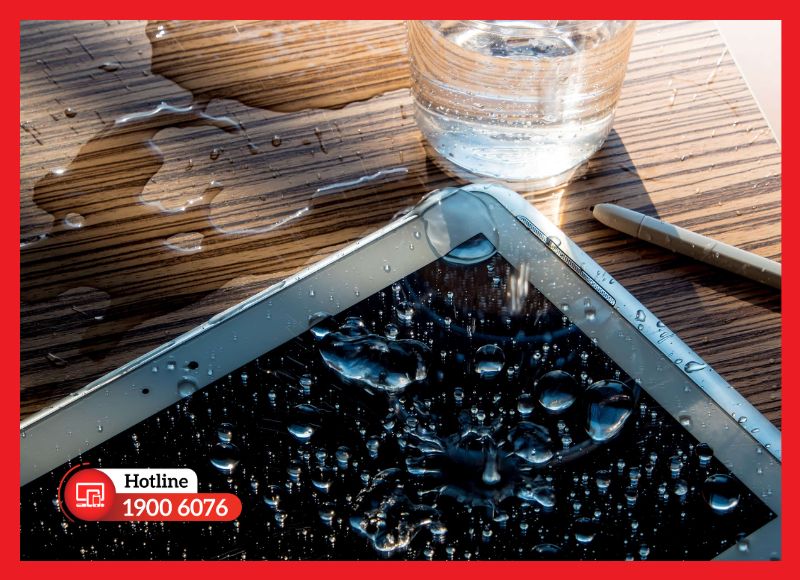 Nước và độ ẩm là nguyên nhân phổ biến khiến camera trước iPad Gen 9 bị mờ, ám màu