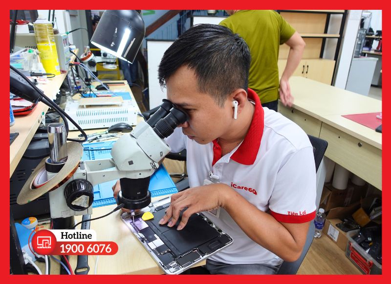 Quy trình thay camera trước iPad Gen 9 được thực hiện cẩn thận bằng dụng cụ chuyên dụng