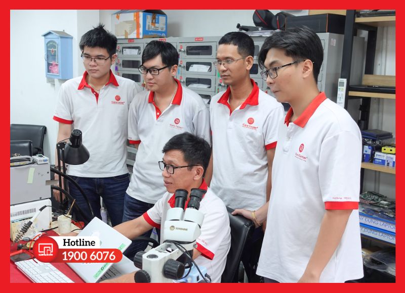 Chuyên viên kỹ thuật iCare Center đang thực hiện dịch vụ chính hãng cho khách hàng tại TP.HCM.