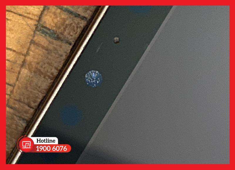 Tình trạng camera trước iPad Mini 5 bị mờ và trầy xước do tác động vật lý cần được thay thế để khôi phục độ nét.