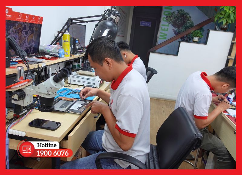 Quy trình 5 bước tháo lắp và thay camera trước iPad Mini 5 công khai trực tiếp dưới sự quan sát của khách hàng.